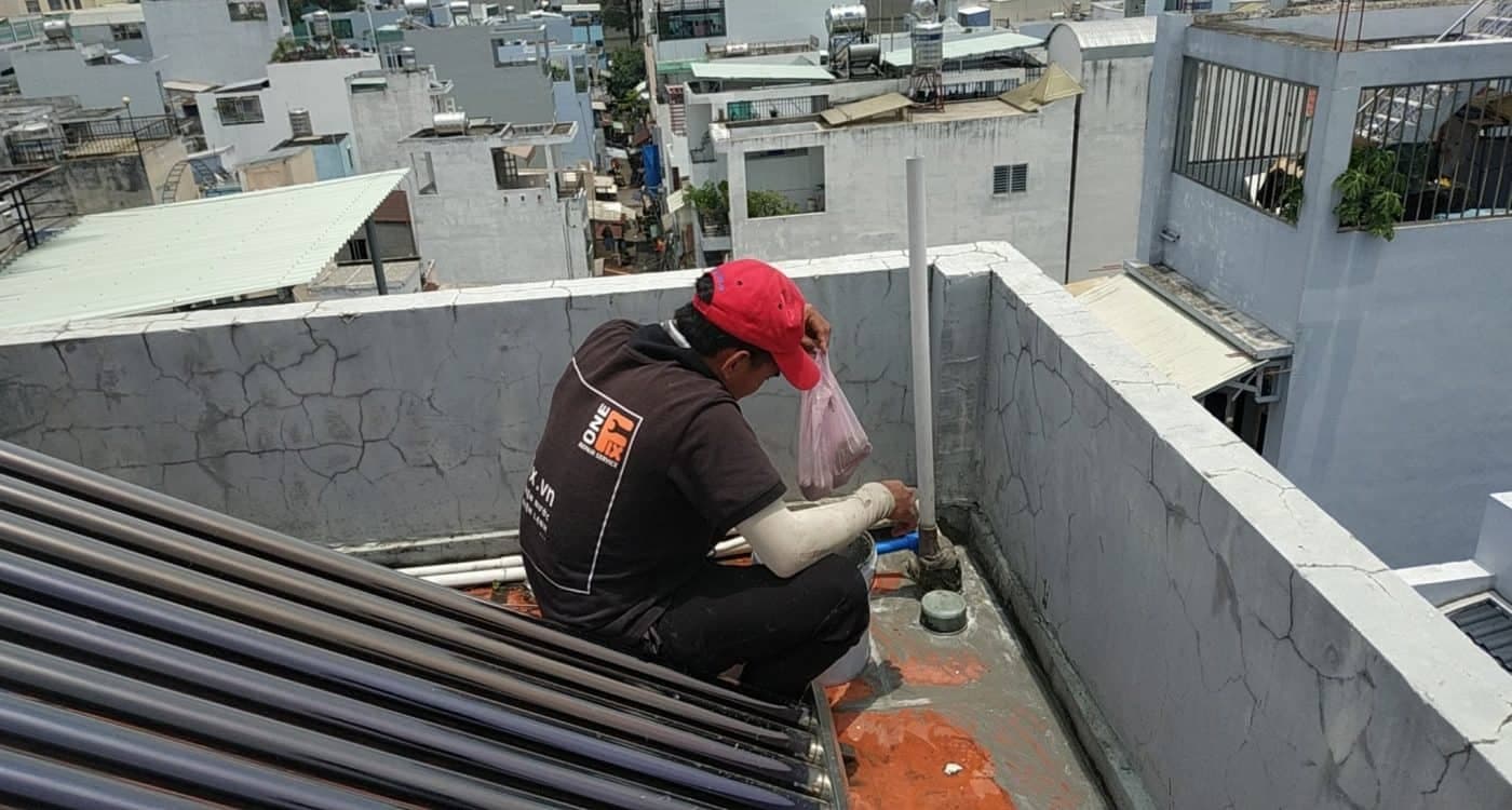 Chuẩn bị bề mặt ban công kỹ lưỡng trước khi thi công chống thấm