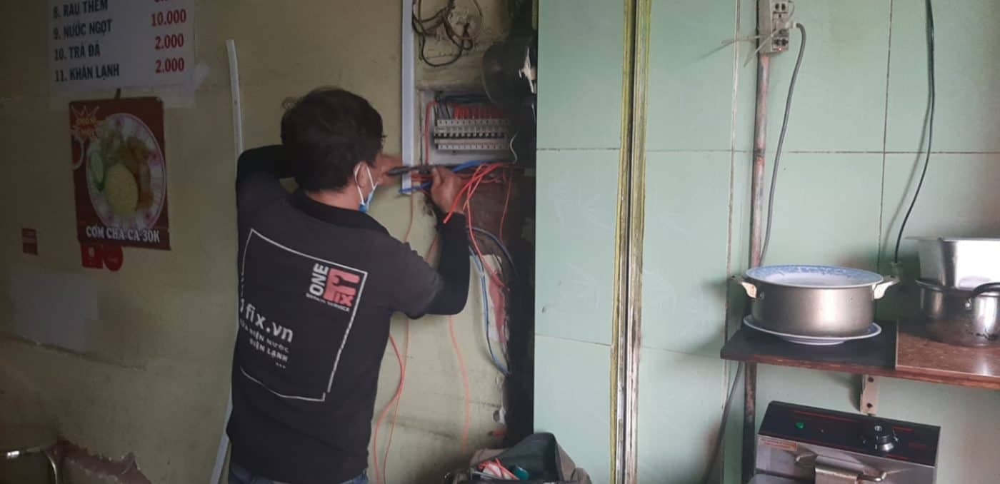 Thợ 1Fix với đầy đủ dụng cụ sửa lò vi sóng Panasonic chuyên nghiệp tại TPHCM