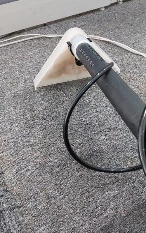 Kỹ thuật viên 1Fix đang sử dụng máy giặt thảm chuyên dụng cho văn phòng tại Quận 3