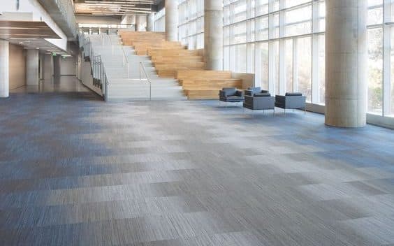 Thợ 1Fix khảo sát và chuẩn bị giặt thảm văn phòng tại Quận 4