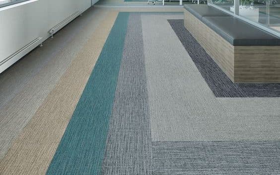 Thợ 1Fix sử dụng máy giặt thảm công nghiệp để làm sạch sâu từng sợi vải tại văn phòng khách hàng ở Quận 5.