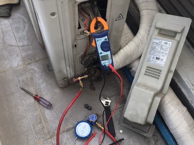 Dàn lạnh của máy lạnh Aqua cần được vệ sinh định kỳ để đảm bảo hiệu quả tiết kiệm điện