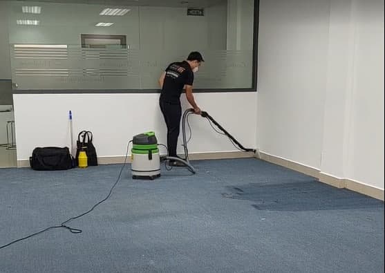 Thiết bị giặt thảm chuyên dụng giúp làm sạch sâu mà không làm hỏng bề mặt thảm.