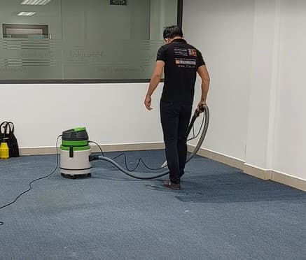 Sử dụng máy chà sàn công nghiệp kết hợp hóa chất an toàn để làm sạch sâu bề mặt thảm.