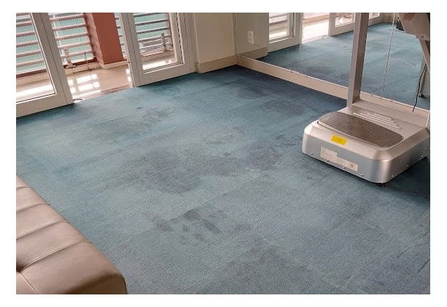 Thợ 1Fix đang thực hiện giặt thảm văn phòng chuyên nghiệp tại một tòa nhà ở Quận 6.