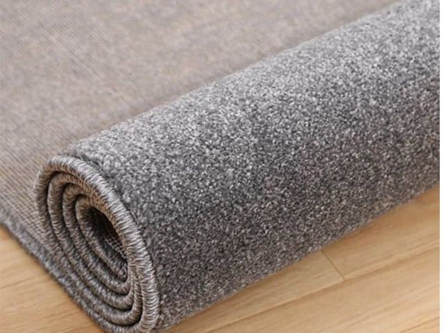 Thợ 1Fix đang sử dụng máy hút bụi công nghiệp để làm sạch sơ bộ thảm văn phòng tại Bình Tân.