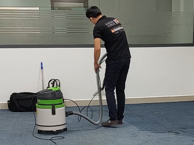 Hệ thống máy móc giặt thảm hiện đại được 1Fix sử dụng tại các văn phòng ở Phú Nhuận.