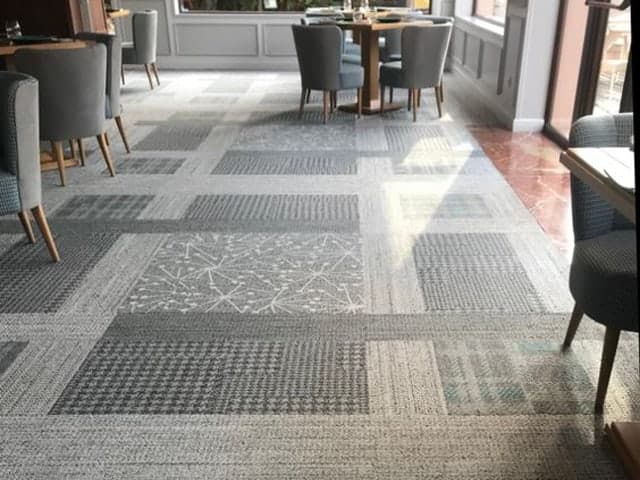 Thợ 1Fix đang tiến hành giặt thảm văn phòng chuyên nghiệp tại quận Phú Nhuận.