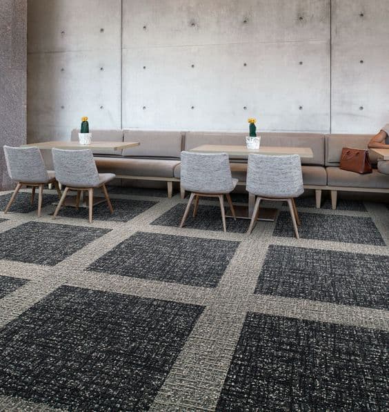 Sử dụng máy giặt thảm công nghiệp để làm sạch sâu từng sợi vải.