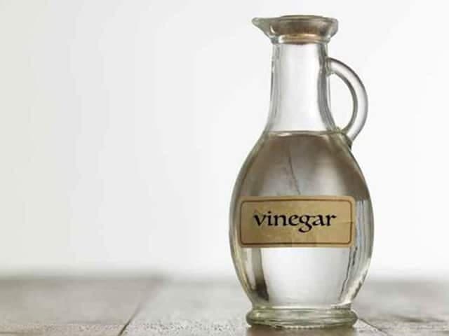 Chuẩn bị dung dịch giấm và khăn mềm để bắt đầu quá trình vệ sinh tủ lạnh.