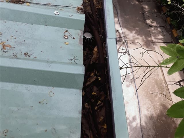 Thợ của 1Fix đang tỉ mỉ áp dụng lớp vật liệu chống thấm chuyên dụng lên bề mặt máng xối đã được làm sạch.