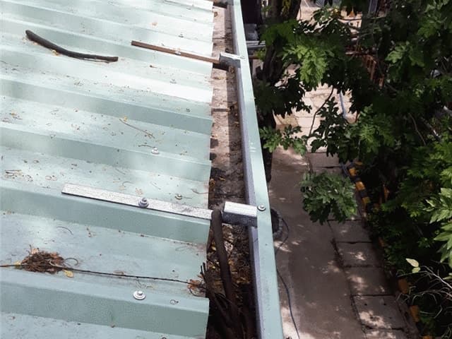 Kết quả sau khi xử lý máng nước bị thủng, bề mặt được phủ lớp chống thấm đồng nhất và chắc chắn.