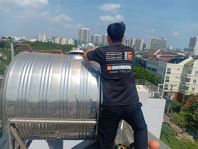 Thợ điện 1Fix đang kiểm tra hệ thống phao điện cho khách hàng