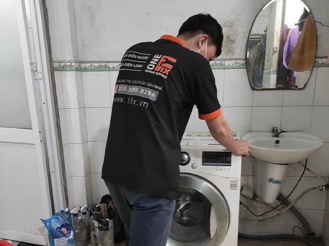 Kiểm tra máy giặt cửa trước bị đọng nước tại TPHCM