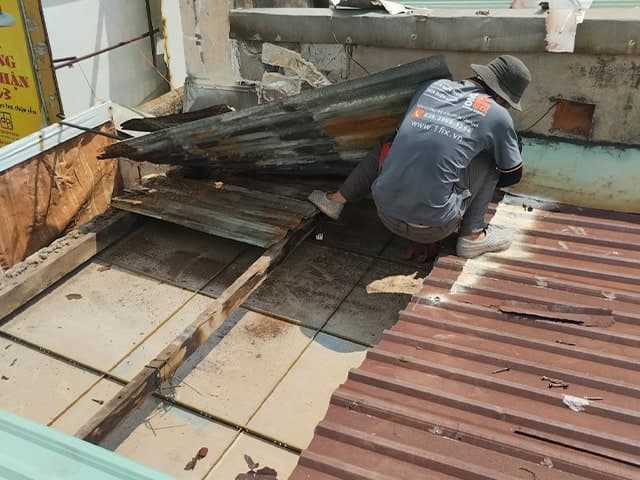 Thợ 1Fix đang thi công dán tấm cách nhiệt chuyên nghiệp trên mái tôn tại một công trình ở TPHCM.