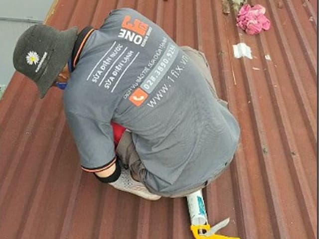 Mái tôn sau khi hoàn thiện thi công dán tấm chống nóng, bề mặt phẳng đẹp và có khả năng phản xạ nhiệt tốt.