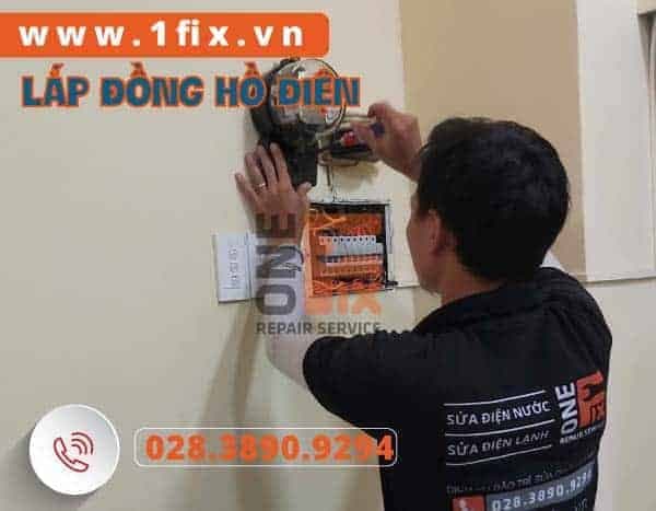 Thợ điện 1Fix đang kiểm tra hệ thống điện phức tạp để tìm nguyên nhân chập điện tại Biên Hòa, Đồng Nai.