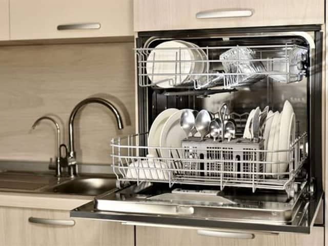 Kết nối đường nước cấp vào van chia chữ T dưới bồn rửa chén