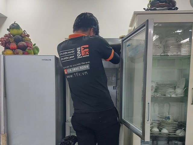 Kỹ thuật viên 1Fix đang thực hiện thao tác lắp ron tủ lạnh mới cho khách hàng.