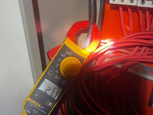 Sử dụng vật cách điện như cây gỗ khô để tách nạn nhân khỏi nguồn điện