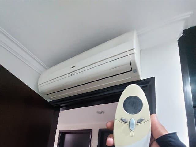 Vệ sinh máy lạnh định kỳ giúp loại bỏ bụi bẩn, nấm mốc, đảm bảo không khí trong lành.