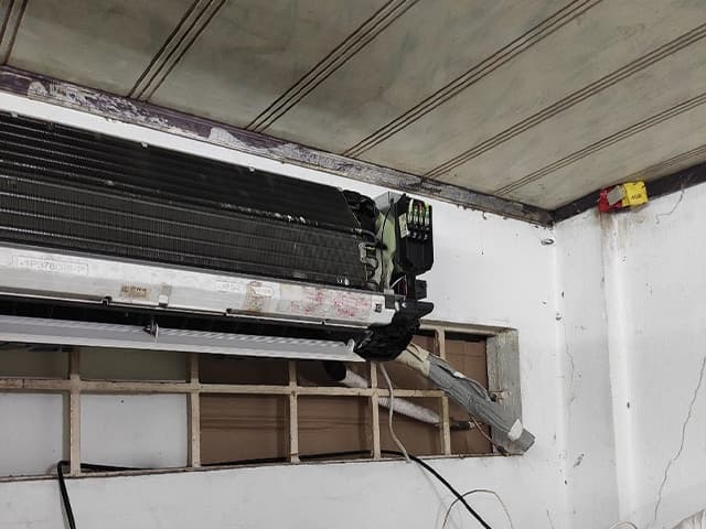 Người phụ nữ bị nghẹt mũi khi nằm trong phòng máy lạnh do không khí khô và bụi bẩn.