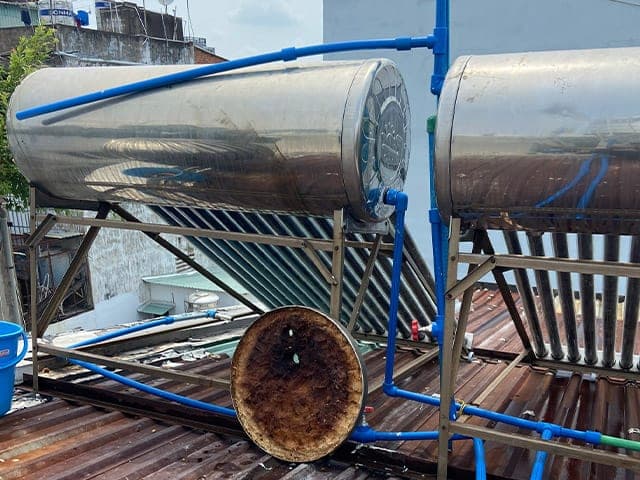 Cận cảnh hệ thống đường ống nước nóng và ống thông hơi của bình năng lượng mặt trời.