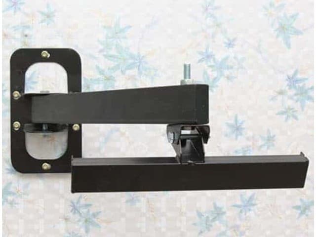 Cận cảnh khớp nối và cánh tay đòn của một giá treo tivi xoay, cho thấy kết cấu kim loại chắc chắn và khả năng vươn ra linh hoạt.