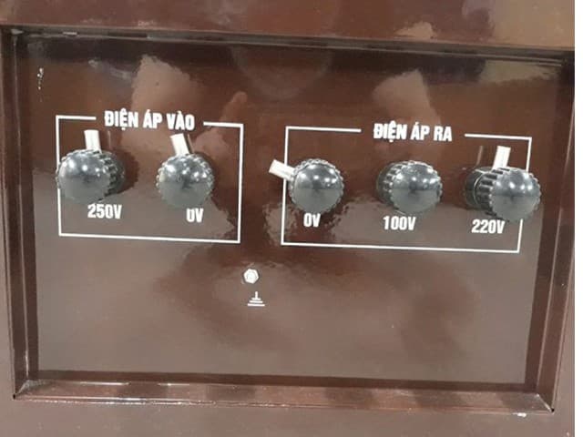 Thao tác đấu dây điện vào aptomat Lioa một cách cẩn thận