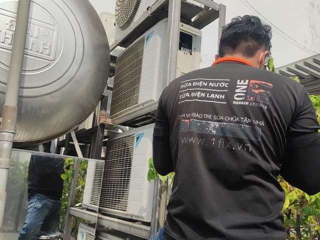 Máy bơm tăng áp được lắp đặt gần bồn nước.