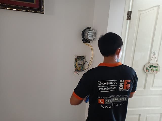 Luồn dây điện trong ống ruột gà để đảm bảo an toàn khi đi dây âm tường