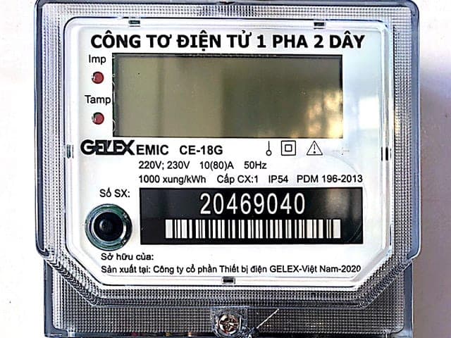 Thợ điện 1Fix đang thực hiện lắp đặt và kiểm tra hệ thống điện tại nhà khách hàng TPHCM