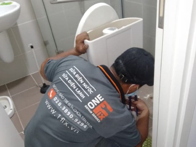 1Fix.vn cung cấp dịch vụ lắp đặt và sửa chữa cho mọi loại bồn cầu, kể cả các mẫu âm tường hiện đại.