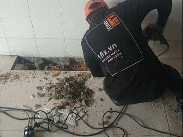 Một mẫu thiết kế nhà vệ sinh trên gác lửng hiện đại, tận dụng ánh sáng tự nhiên.