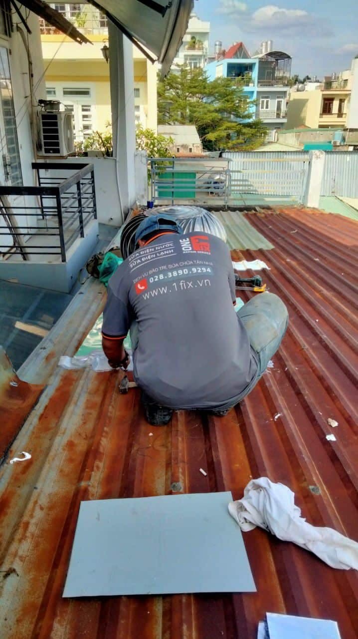 Thợ 1Fix đang sơn chống nóng mái tôn tại TPHCM