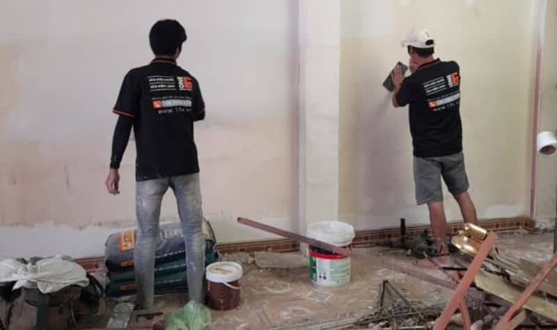 Thợ sơn nhà 1Fix đang thi công sơn lại tường cũ cho khách hàng tại TPHCM