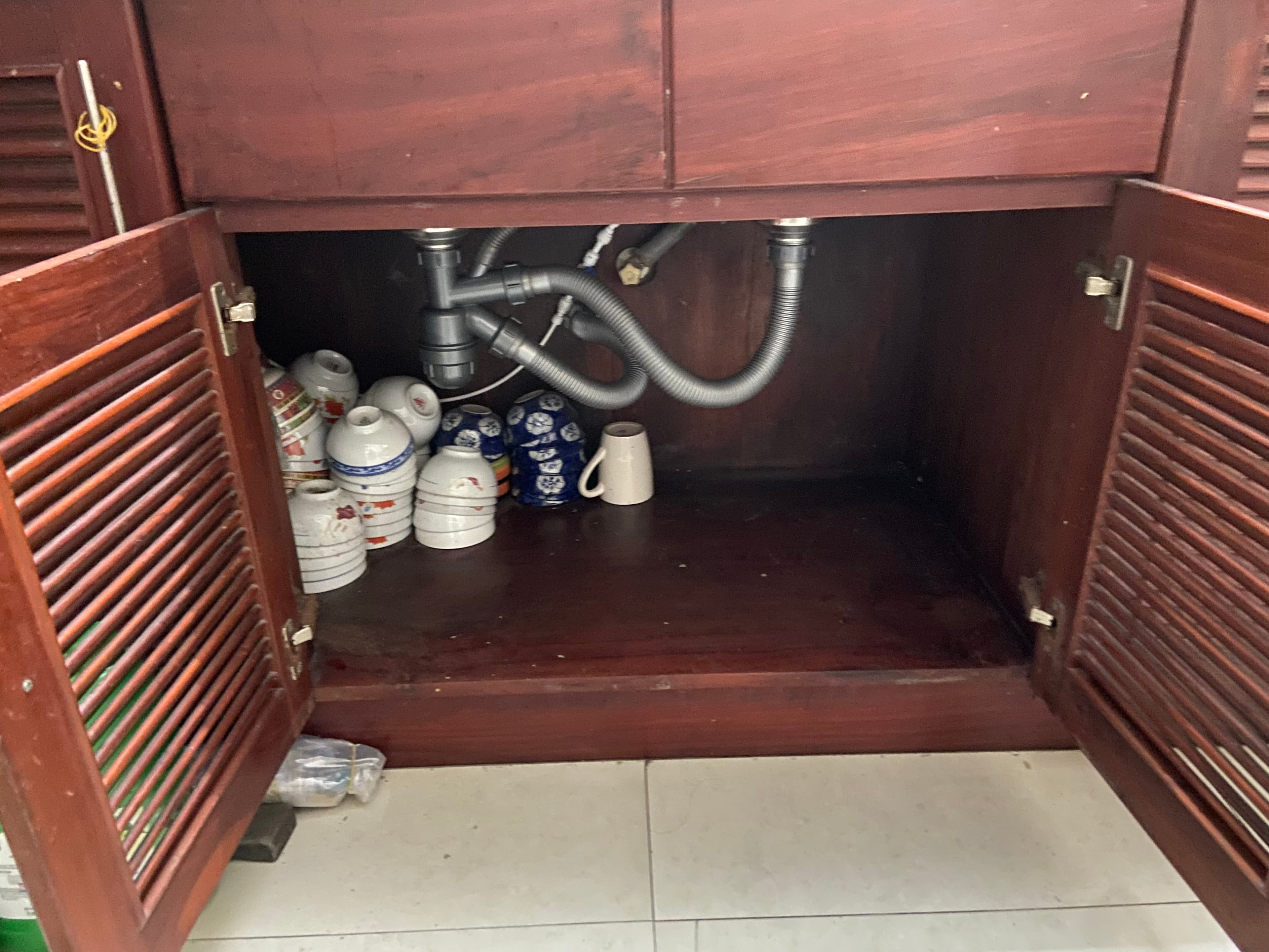 Sửa nước | đường ống nước dưới bồn rửa chén bị xúc - ống nước bị xúc do sử dụng lâu năm, đã gắn tạm lên