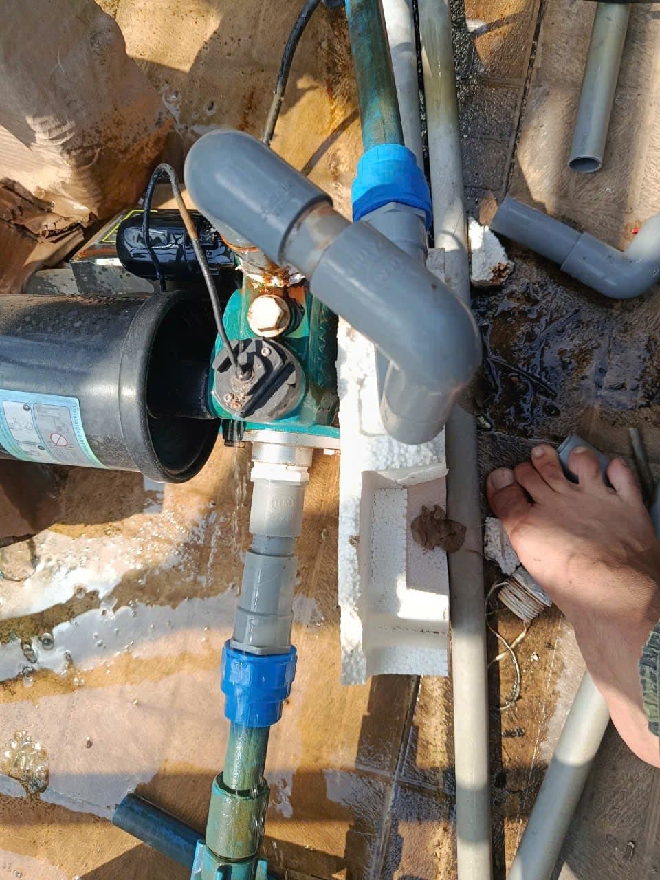 Trước sửa máy bơm nước và hệ thống ống nước PVC Bình Minh tại Tân Phú — thợ Bùi Văn An