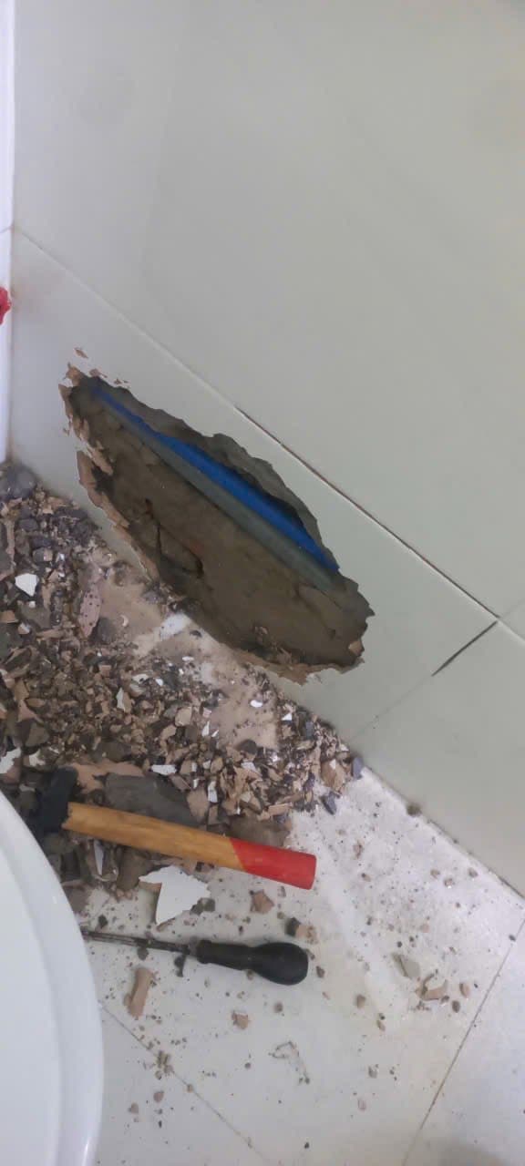 Trước khi sửa - Thấm Toilet Gò Vấp - Phát Hiện Ống Nước Âm Tường Bể Bằng Máy Dò