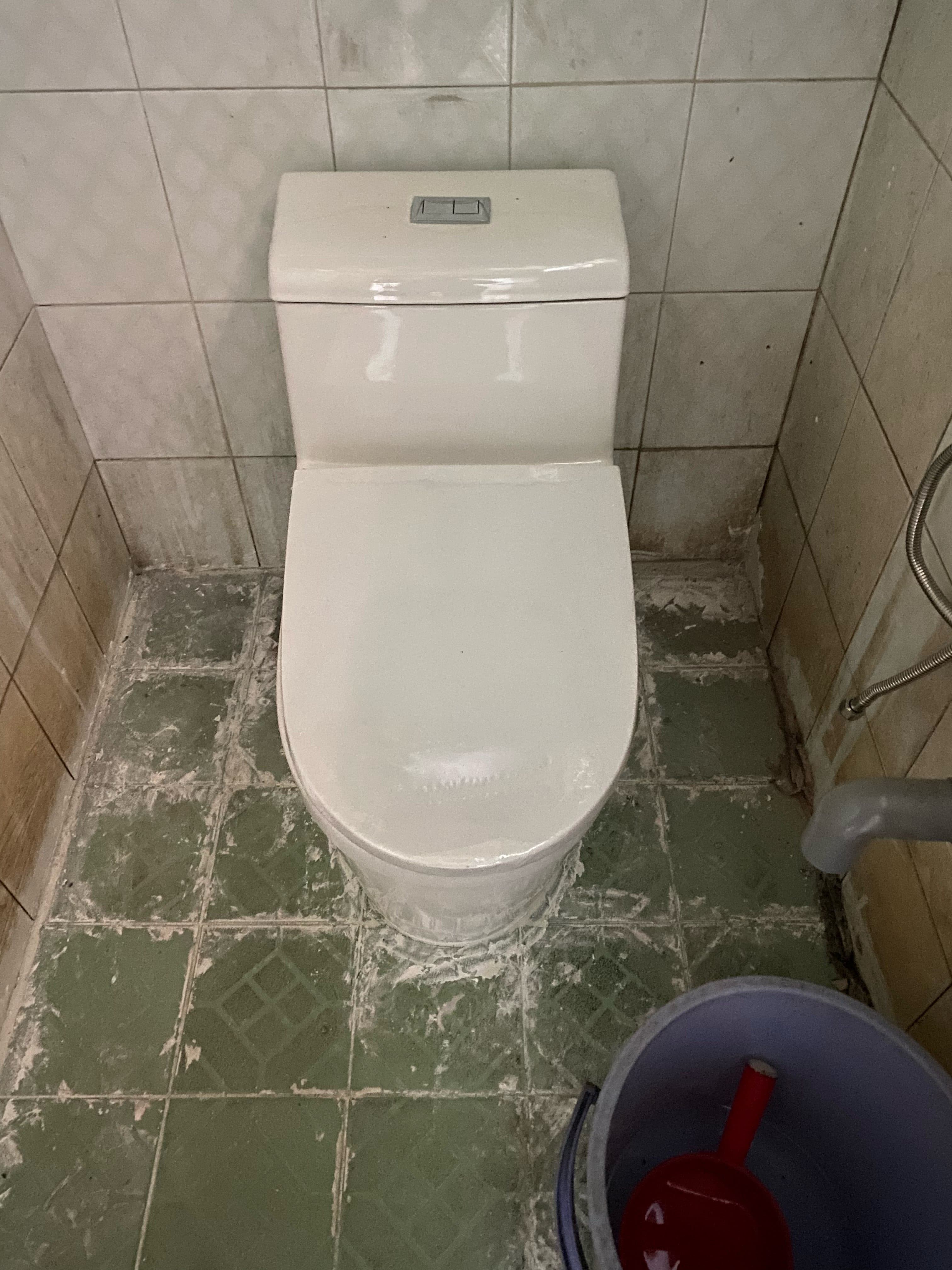 Sau khi hoàn thành sửa bồn cầu hai khối tại xã Vĩnh Lộc B, Bình Chánh — thợ Dương Oai