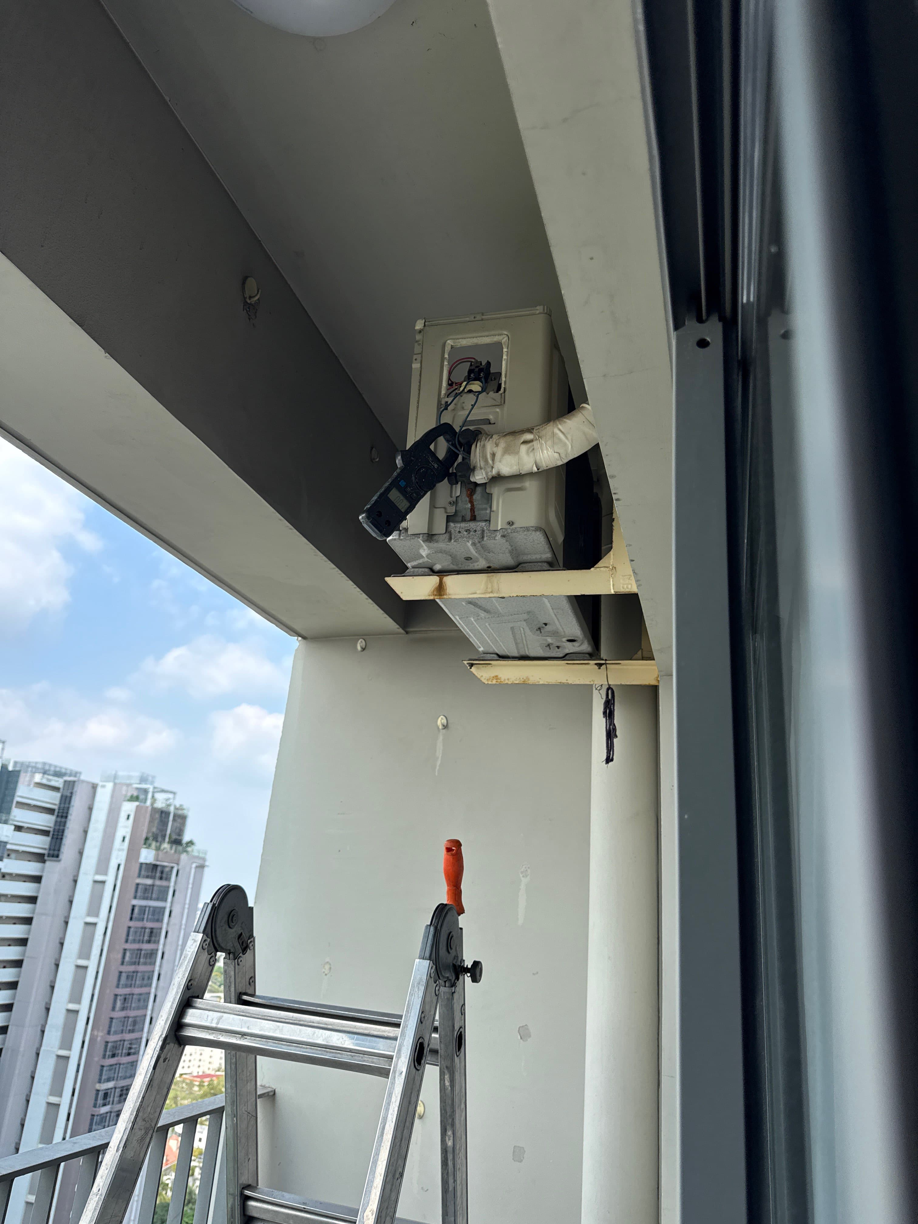 Trước sửa máy lạnh treo tường Daikin tại Quận 2 — thợ Phạm Ngọc Duy