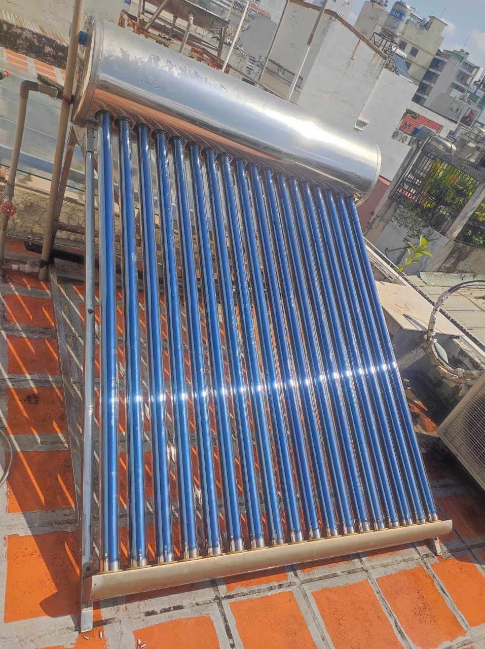 Sau khi hoàn thành sửa máy nước nóng năng lượng mặt trời Daikin tại phường 11, Quận 11 — thợ Bùi Văn An