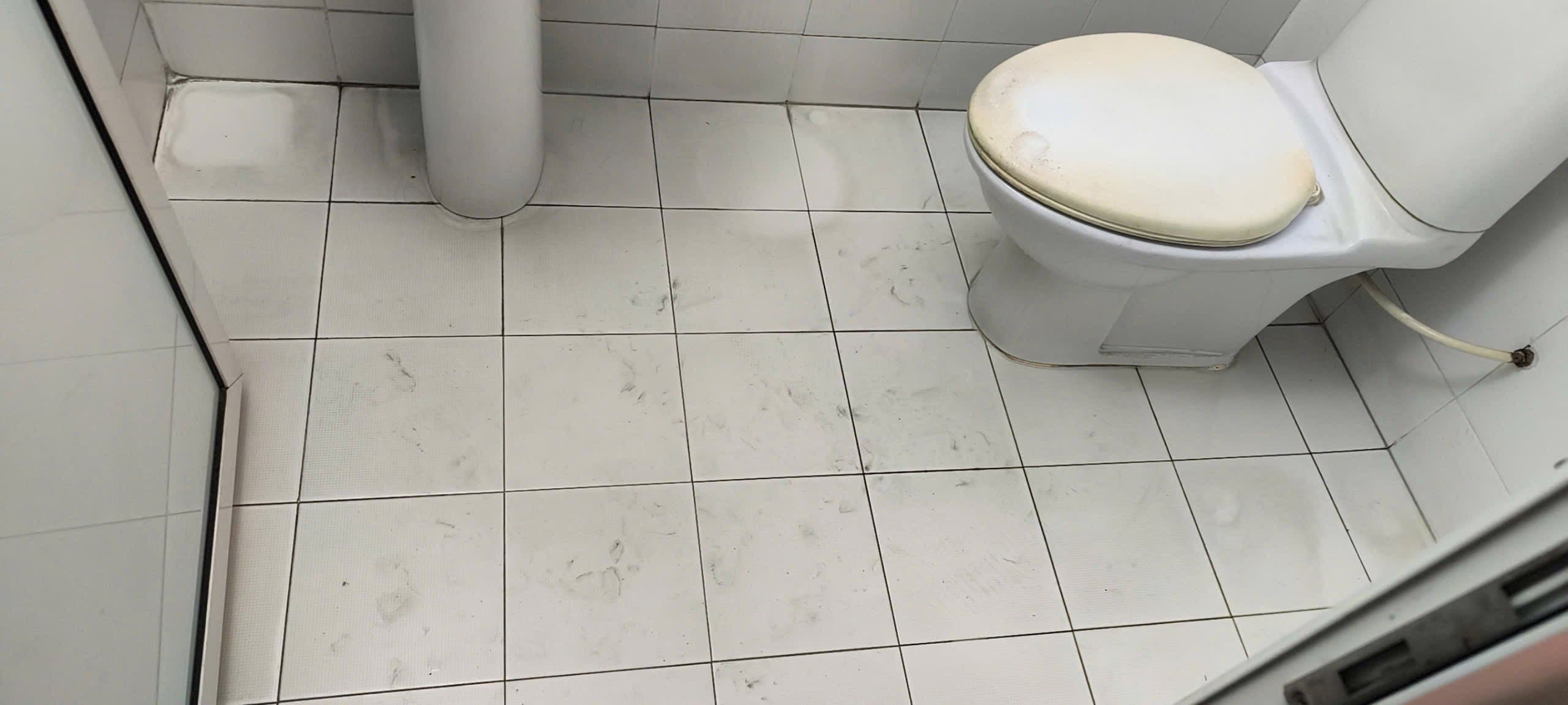 Trước sửa bồn cầu két liền, bồn rửa mặt chân đứng Aqua tại Bình Thạnh — thợ Bùi Văn An