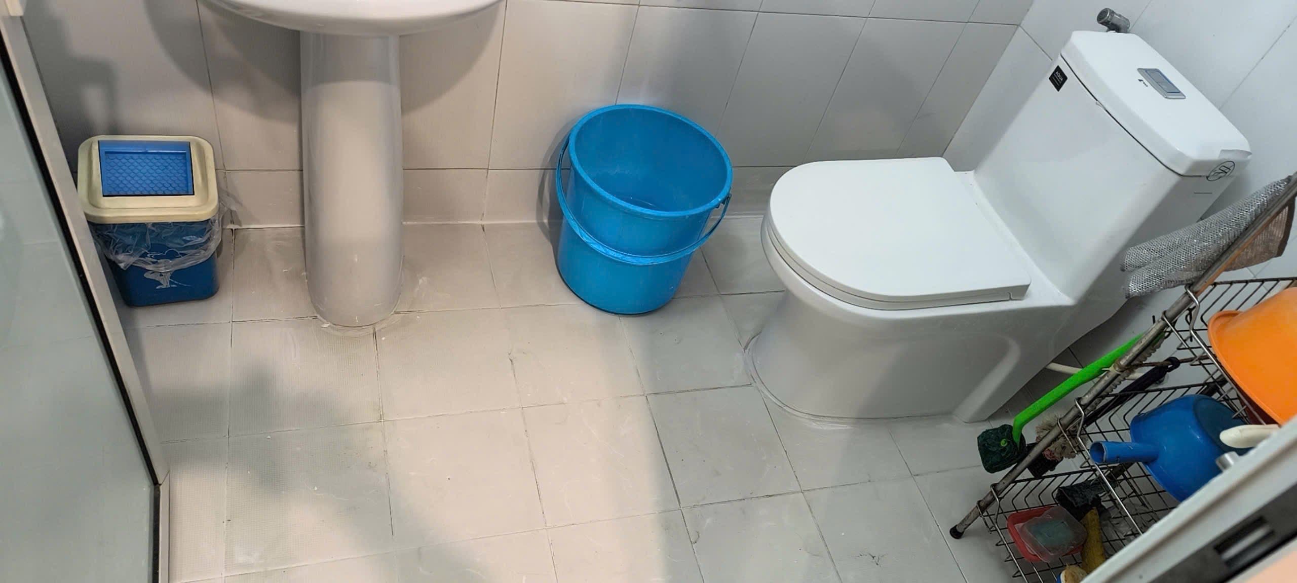 Sau khi hoàn thành sửa bồn cầu két liền, bồn rửa mặt chân đứng Aqua tại Bình Thạnh — thợ Bùi Văn An (5 sao)