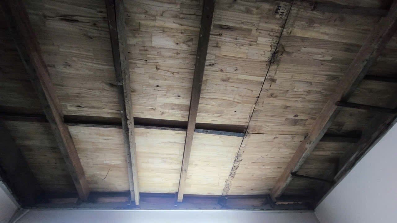 Trước — Gia cố đà, làm trần la phông nhựa, lắp đèn gác xép P.13, Quận 10