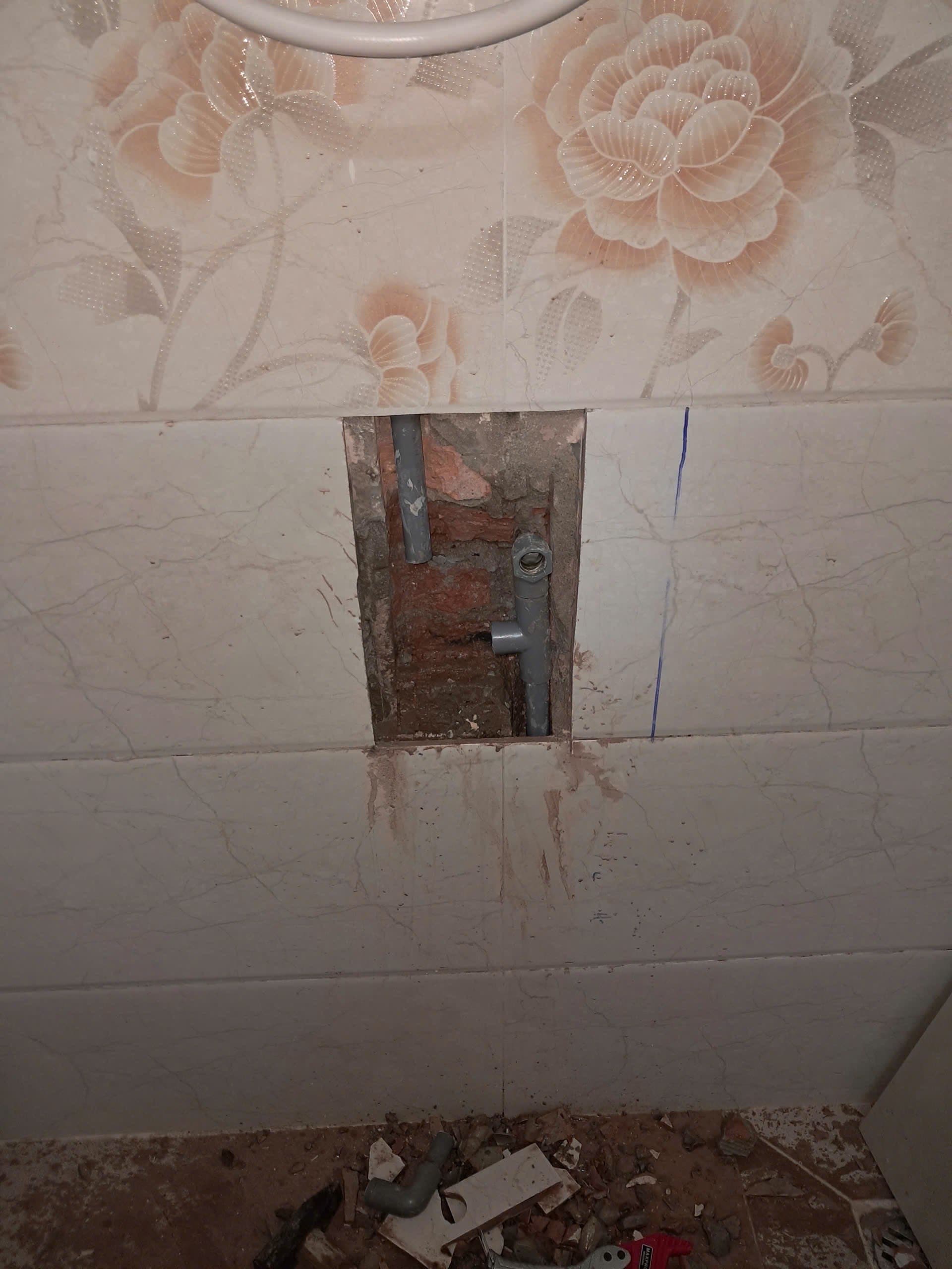 Trước sửa: Thay ống nước lavabo âm tường bị mục, phường Phú Nhuận tại phường Phú Nhuận, Phú Nhuận — thợ Bùi Văn An