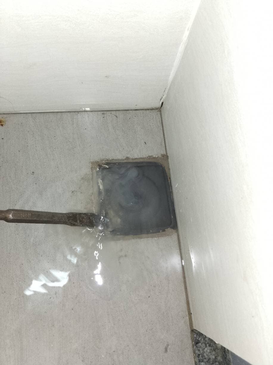 Trước sửa ga thoát sàn tại Tân Phú — thợ Trương Công Việt Trân