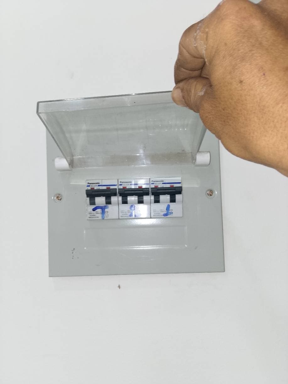 Sau khi hoàn thành sửa hộp cầu dao điện Panasonic tại Bình Tân — thợ Trương Công Việt Trân (5 sao)