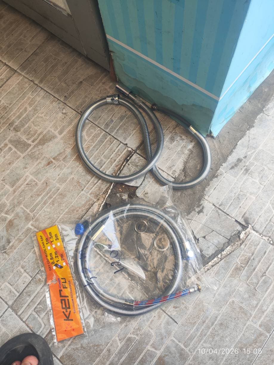 Trước sửa: Thay thế lắp đặt vòi xịt vệ sinh trọn gói tại TPHCM tại TPHCM — thợ Nguyễn Hoàng Khánh