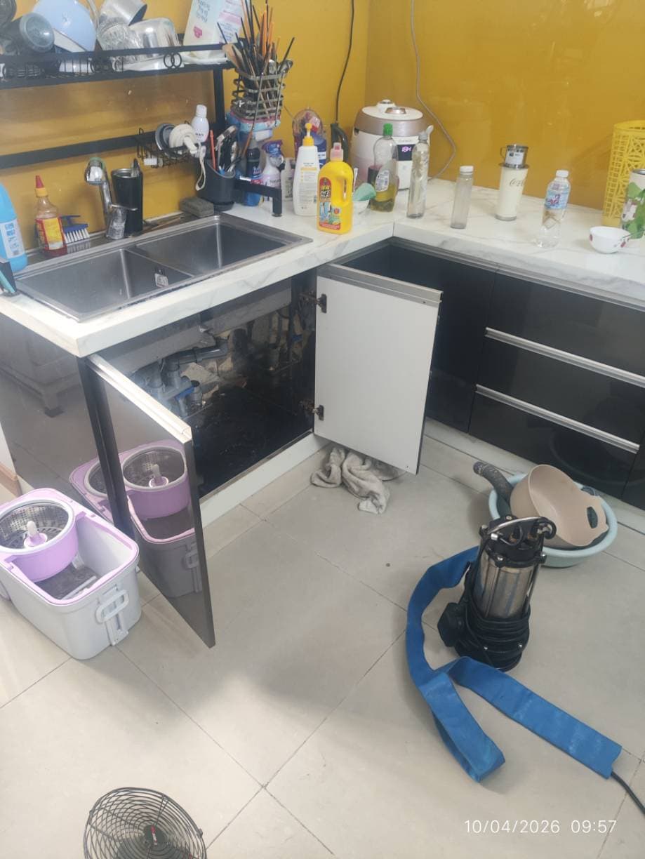 Trước sửa: Thông tắc bồn rửa chén nghẹt dầu mỡ chuyên nghiệp tại TPHCM tại TPHCM — thợ Nguyễn Hoàng Khánh